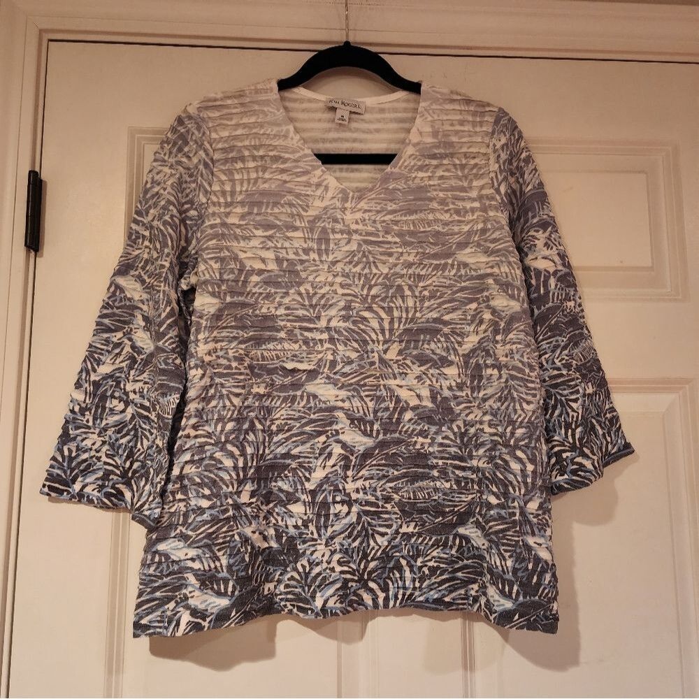 Kim Rogers blue and white textured leaf print blouse M